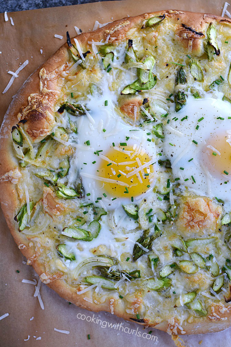 Fresh-delicious-and-perfect-for-spring-Asparagus-Brunch-Pizza-cookingwithcurls.com_